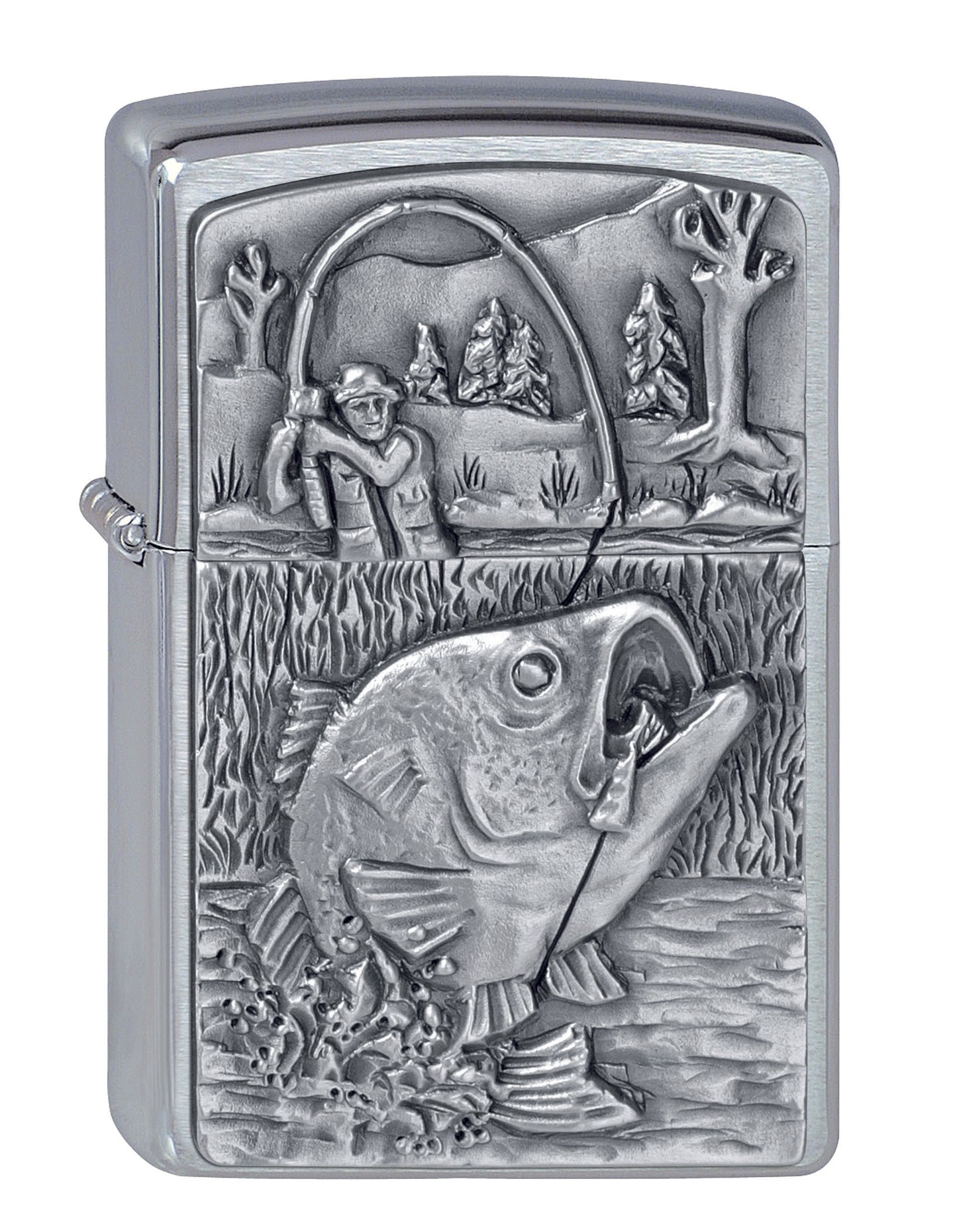 Zippo Feuerzeug Frontansicht ¾ Winkel gebürstetes Chrom mit Emblem von Angelszene mit Barsch im Vordergrund