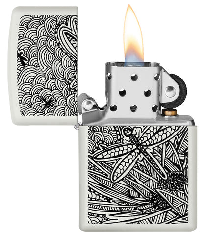 Zippo Feuerzeug Frontansicht weiß matt geöffnet und angezündet mit Abbildung einer Libelle im Stil der Aborigine Kunst