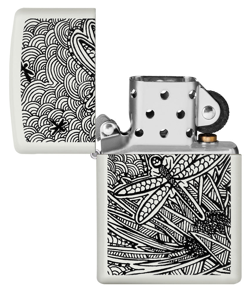 Zippo Feuerzeug Frontansicht weiß matt geöffnet mit Abbildung einer Libelle im Stil der Aborigine Kunst