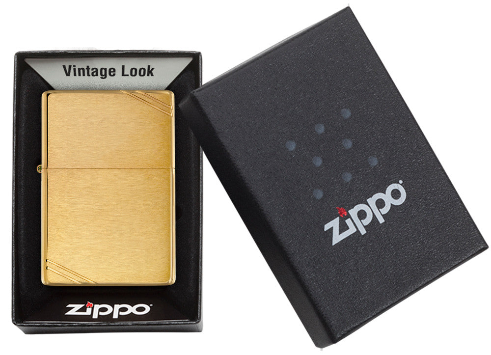 Frontansicht Zippo Feuerzeug Vintage Brass Brushed mit dekorativen Schrägstrichen an beiden Ecken in geöffneter Geschenkverpackung