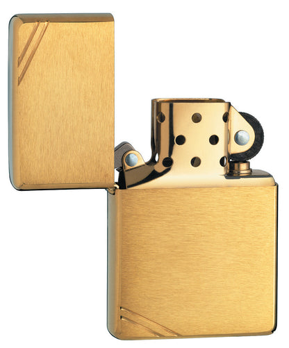 Frontansicht Zippo Feuerzeug Vintage Brass Brushed mit dekorativen Schrägstrichen an beiden Ecken geöffnet