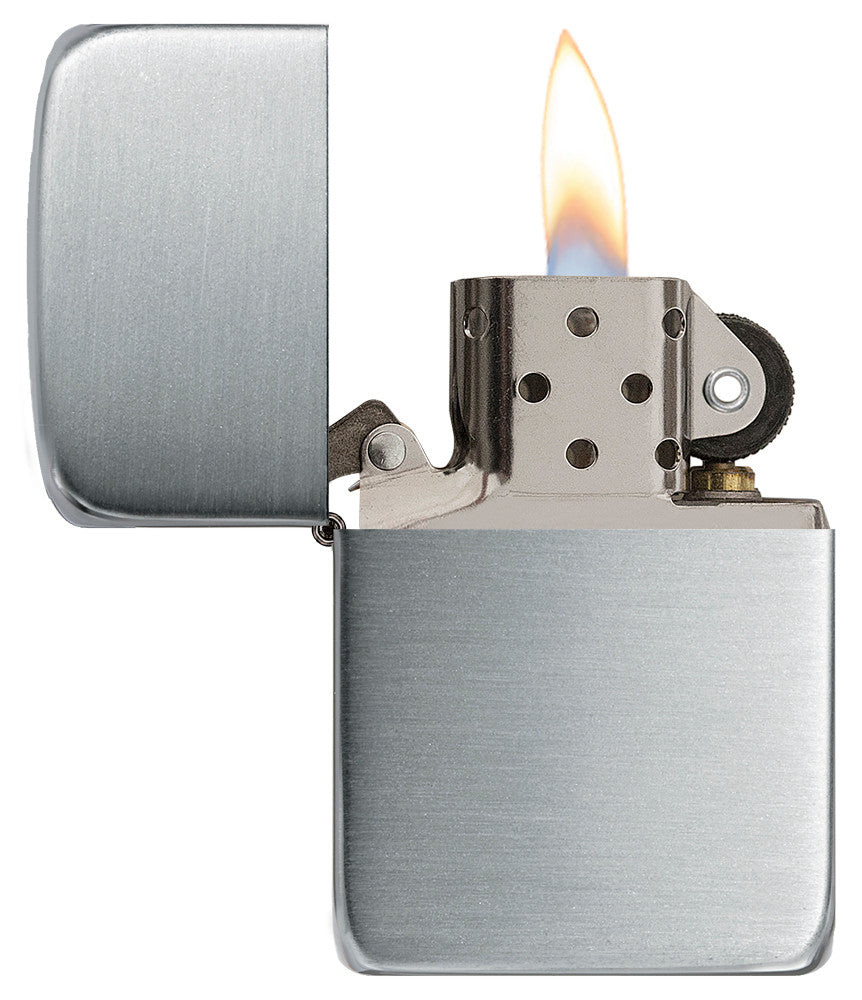 Zippo Feuerzeug 1941 Replica aus Sterlingsilber Frontansicht geöffnet und angezündet in satinierter Silber Optik