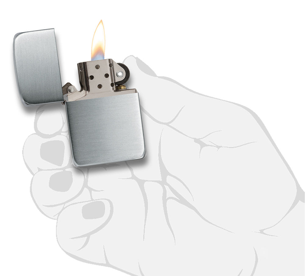 Zippo Feuerzeug 1941 Replica aus Sterlingsilber Frontansicht geöffnet und angezündet in satinierter Silber Optik in stilisierter Hand