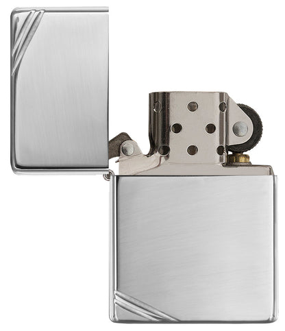 Zippo Feuerzeug chrom Hochglanz Vintage mit Schrägstrichen geöffnet ohne Flamme