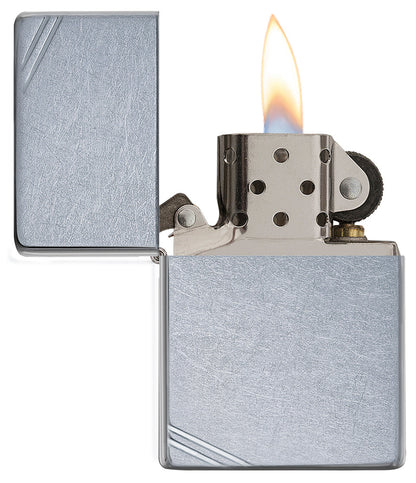 Zippo Feuerzeug street chrom Vintage mit jeweils zwei gegenüberligen Strichen an der rechten oberen und linken unteren Ecke geöffnet mit Flamme