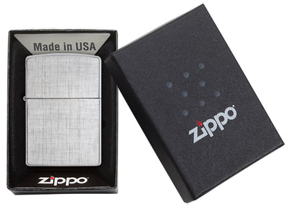 Frontansicht Zippo Feuerzeug Chrome gebürstet Linen Weave Basismodell in geöffneter Geschenkverpackung