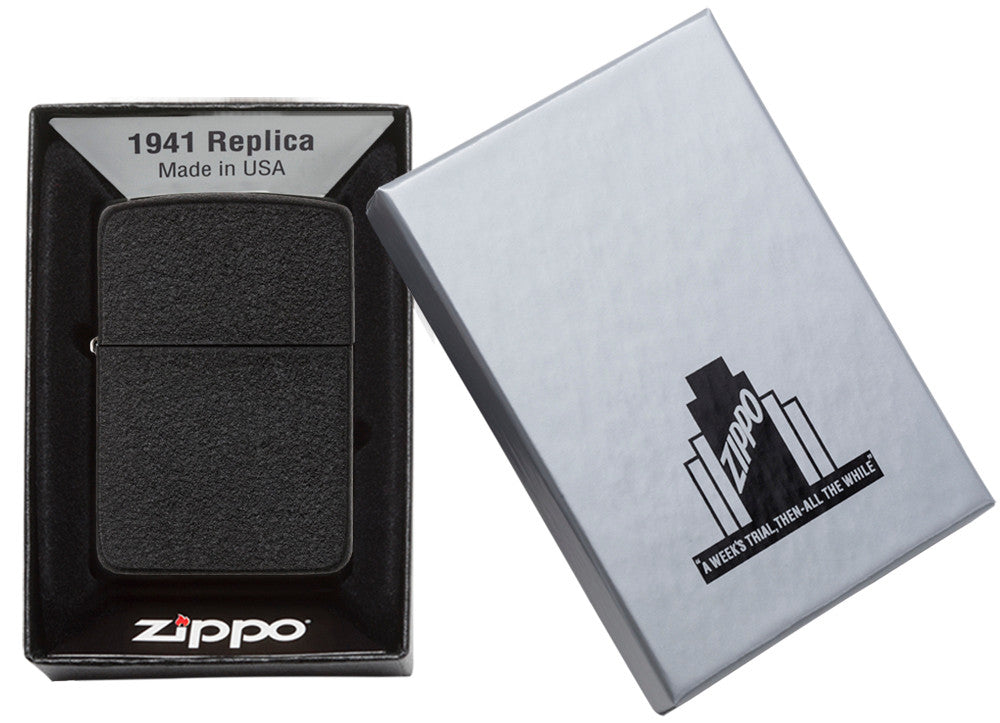 Zippo Feuerzeug 1941 Replica Black Crackle™ Frontansicht mit rauer Oberfläche in schwarz in grauer Geschenkverpackung