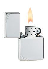 Zippo Feuerzeug chrom Hochglanz Vintage mit Schrägstrichen geöffnet mit Flamme