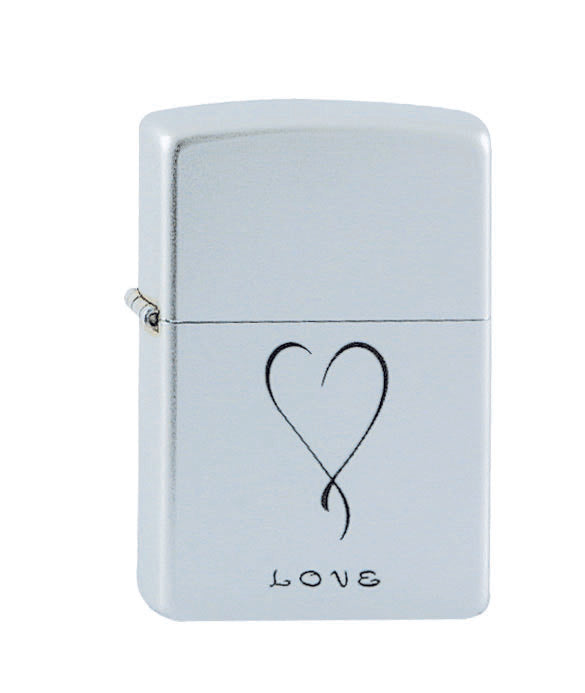 Frontansicht 3/4 Winkel Zippo Feuerzeug chrom mit Herz und Schriftzug Love