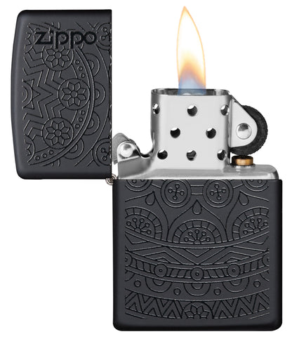  Zippo Feuerzeug schwarz mit Mandalamuster geöffnet mit Flamme