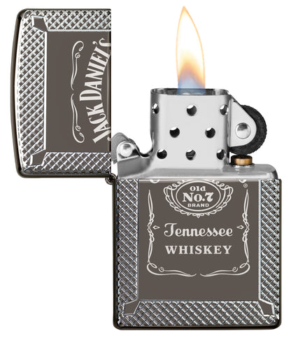 Zippo Feuerzeug grau glänzend Jack Daniel's Schriftzug und Logo graviert geöffnet mit Flamme