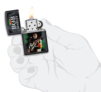 Zippo Feuerzeug Frontansicht schwarz matt geöffnet und angezündet mit Abbildung von Bob Marley mit Gitarre in stilisierter Hand