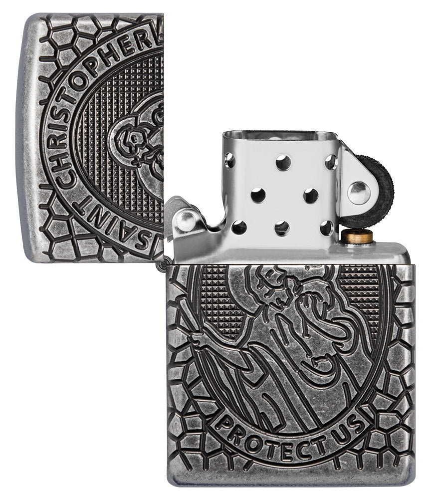 Zippo Armor® Feuerzeug Frontansicht geöffnet in chrom antik mit Sankt Christopherus Abbildung tief eingraviert in ovaler Form umgeben von Wabenmuster