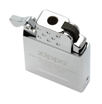 Zippo Butangaseinsatz mit gelber Flamme Draufansicht ¾ Winkel