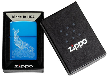 Zippo Feuerzeug Wal Design glänzend hellblau mit einem eingravierten Wal mit runden Wellen in geöffneter Box